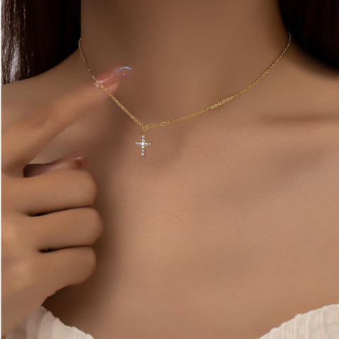 Luxury Delicate Sparkling Rhinestone Cross Pendant Necklace